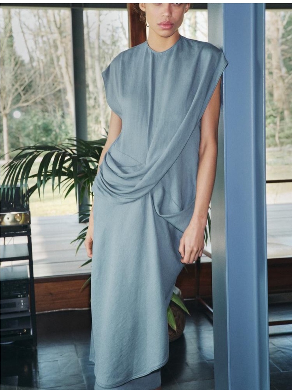 Zara
ZARA LINEN BLEND DRAPED DRESS ZW
COLLECTION // DUCK BLUE
SIZE S
